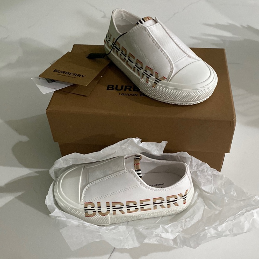 Unisex Burberry Mini Larkhall low top- slip on sneakers for toddler size 6/23